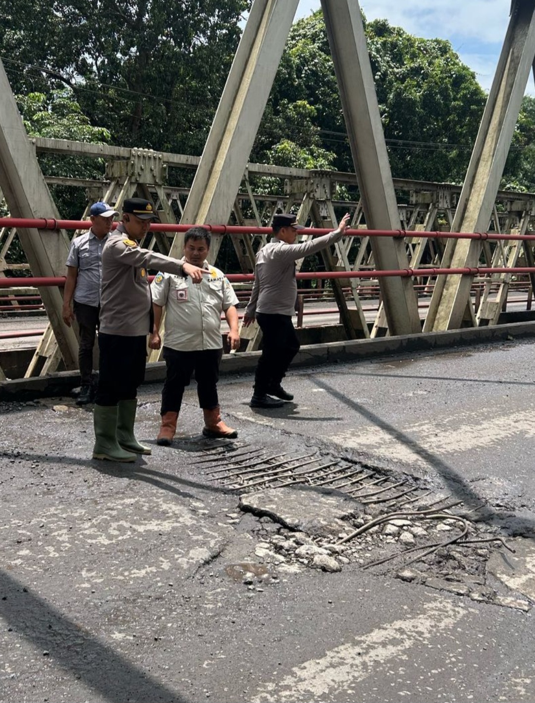 Forkopimcam Bersama Kapolsek Merapi Tinjau Lokasi Titik Rawan Kemacetan, Nih Lihat Kondisinya Parah