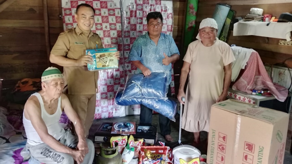 Dinsos Lahat Antarkan Bantuan dari Kemensos kepada Alex dan Istri