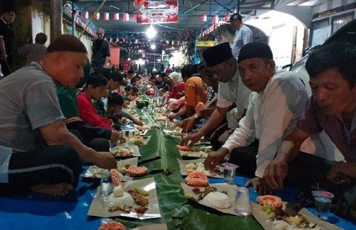 Kompak Sekali! Warga Satu Desa Makan Nasi Liwet Panjang 325 Meter di Hampar Tengah Jalan