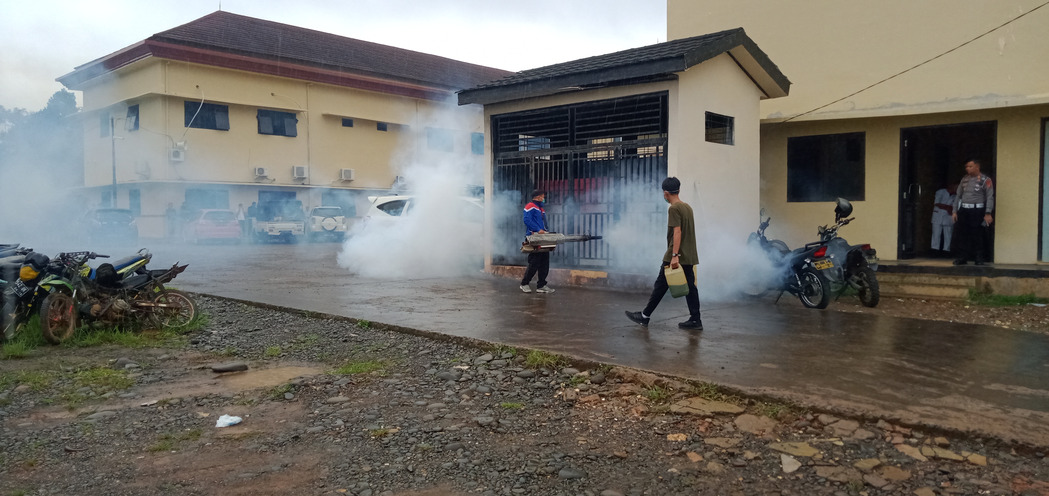 Seorang Tahanan Terkena DBD, Mapolres Empat Lawang Disemprot Fogging