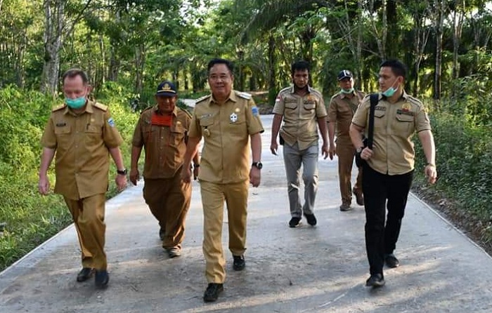 Mantap, Cik Ujang Cor Beton Jalan di Desa