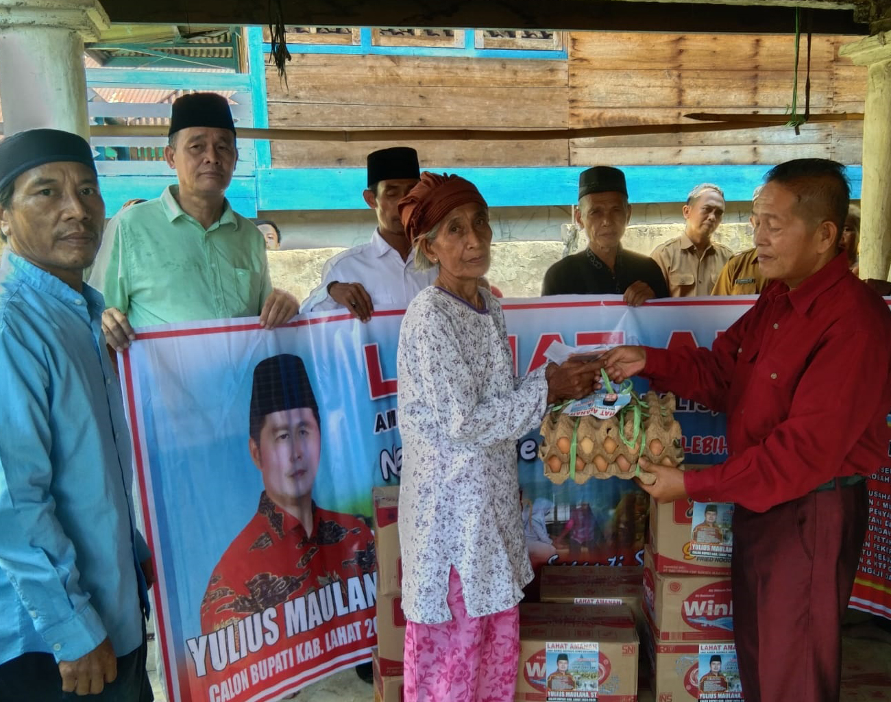 Calon Bupati Lahat Yulius Maulana Bantu Korban Kebakaran Desa Pagarjati Kikim Selatan