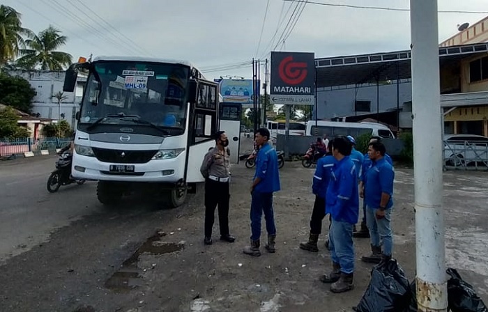 Satlantas Polres Lahat Cepat Tanggap, Bus Karyawan Masuk Kota Lahat Disuruh Putar Balik