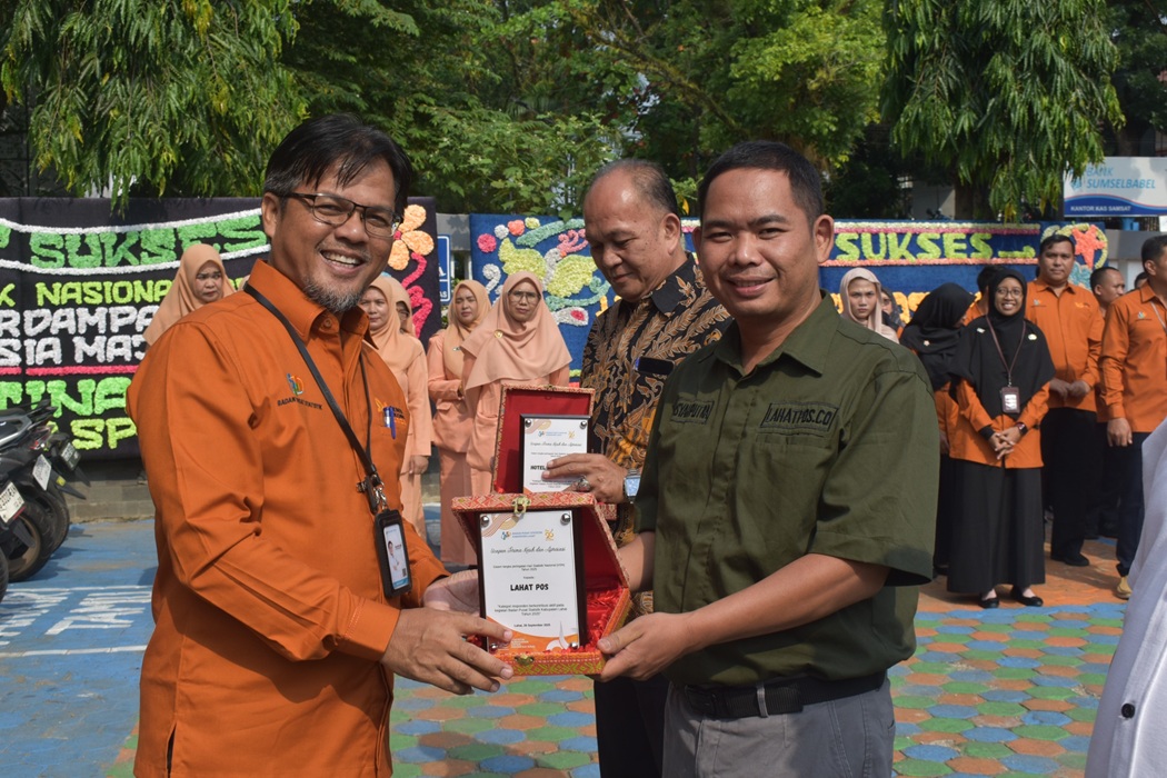 Hari Statistik Nasional (HSN), Lahat Pos Terima Penghargaan dari BPS Kabupaten Lahat