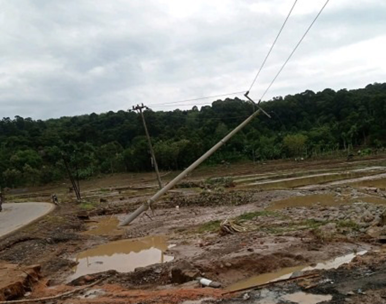 4 Tiang Listrik Beton Roboh Dihantam Banjir, Penormalan Listrik OKU Terhambat