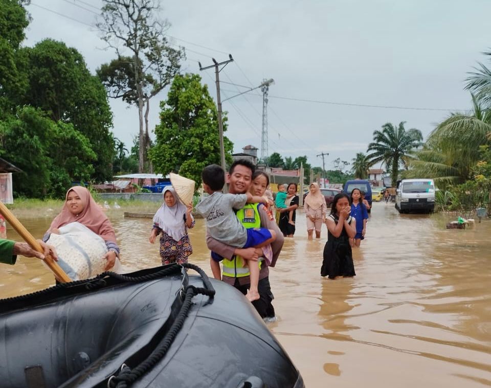 Kapolda Sumsel Terjunkan Tim SAR Bantu Evakuasi Korban Banjir di Kabupaten Musi Rawas Utara