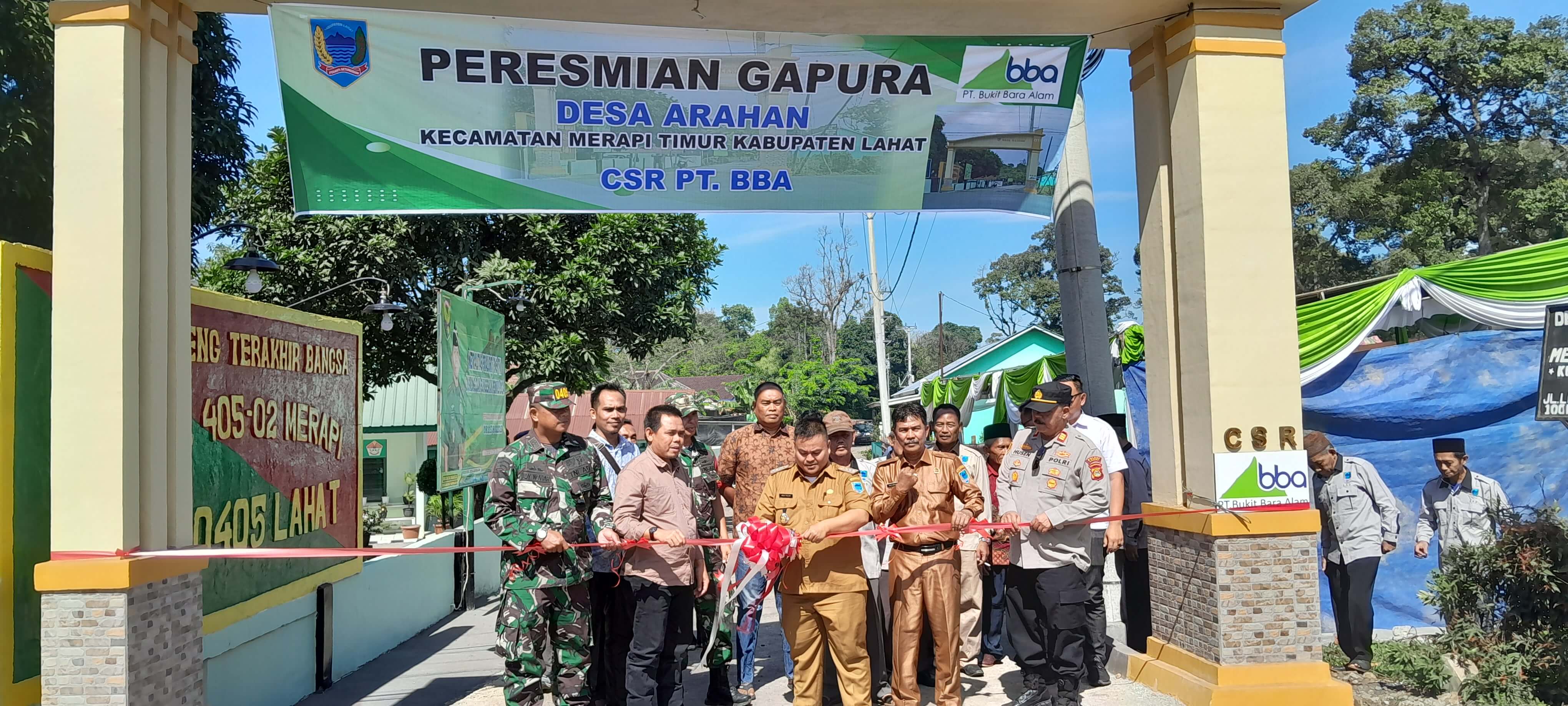 Camat Merapi Timur Resmikan Gapura Unik Bantuan CSR Perusahaan Batubara 