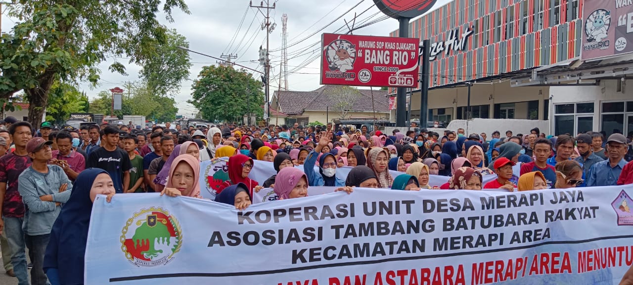Massa ASTABARA dan KUD-Merapi Jaya Padati Halaman Pemda Lahat
