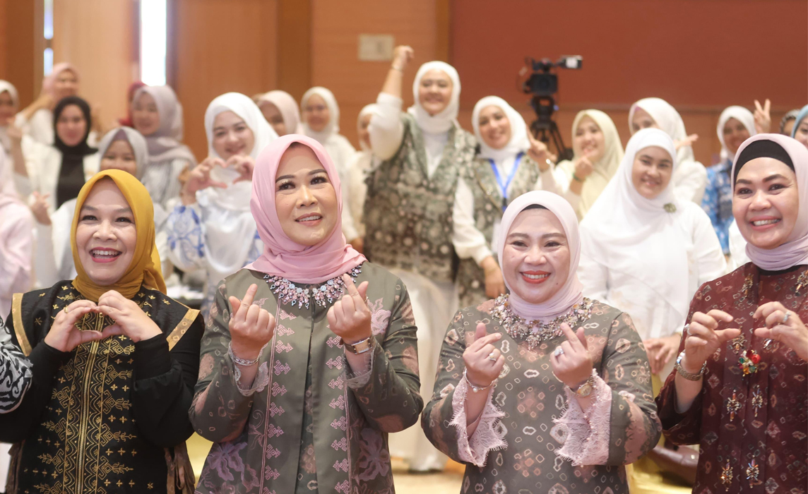 Ketua TP PKK  Sumsel Feby Deru Bersama Lidyawati Cik Ujang Kompak Hadiri Seminar Parenting dan Talkshow IIPK 