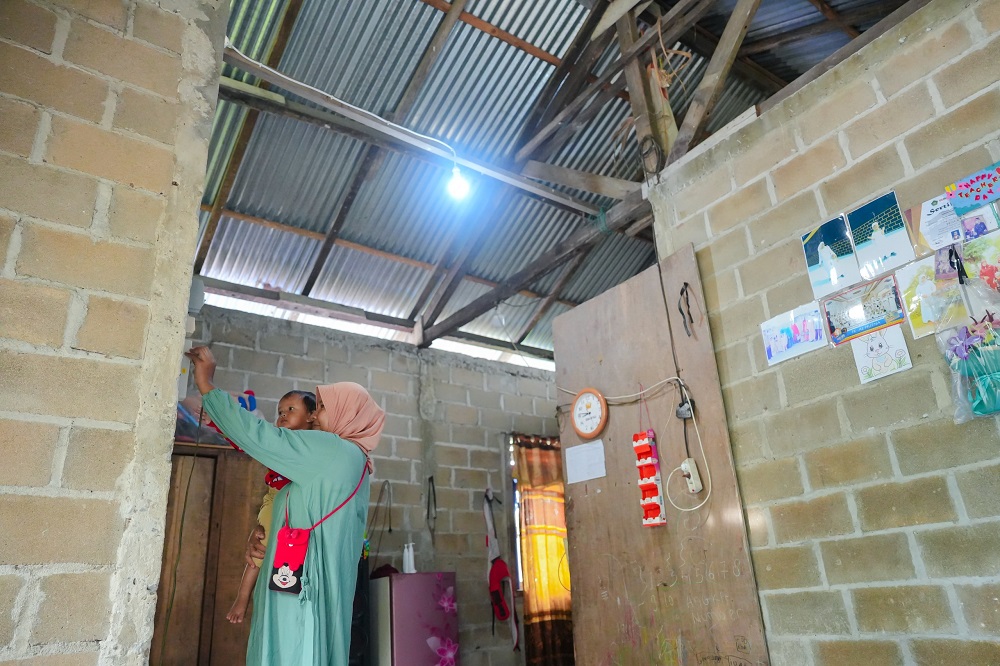 PLN UID S2JB Kembali Nyalakan 136 Sambungan Listrik Gratis Melalui Program Light Up The Dream