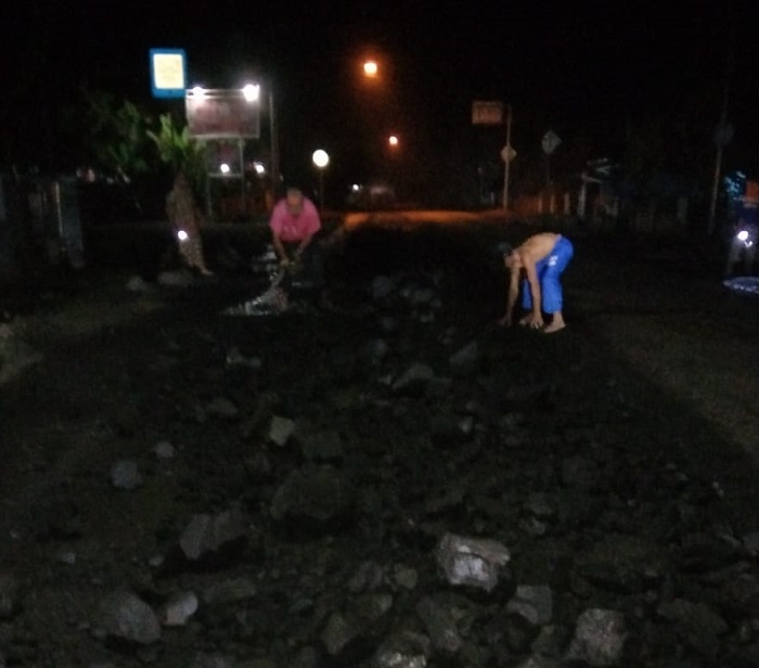 Batubara Tumpah di Jalan Lintas Dekat Kantor Pos Desa Arahan 