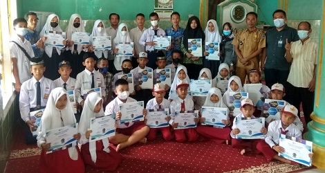 Priamanaya Group Kucurkan Beasiswa Bagi Anak anak SD-SMP Desa Senabing