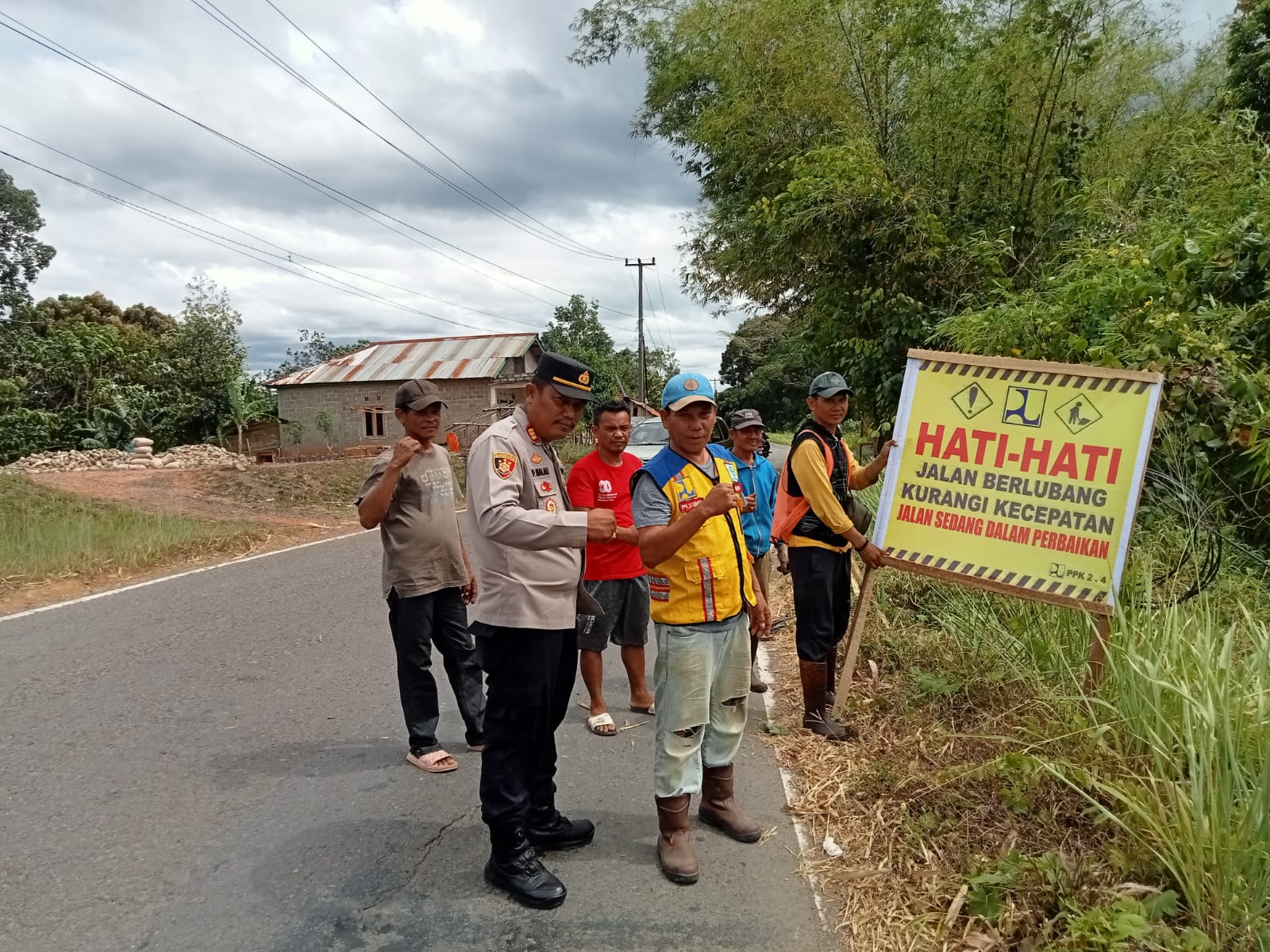 Kapolsek Kikim Timur Imbau Pengguna Jalan Waspadai Titik Longsor di Desa Sendawar