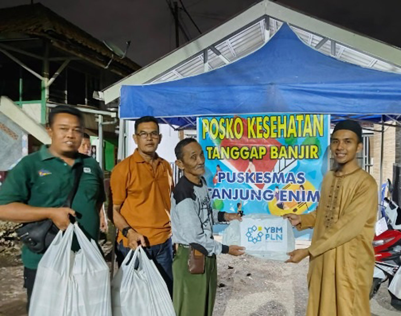 50% Listrik Pelanggan OKU Yang Terdampak Banjir Berangsur Pulih, YBM PLN Siapkan Makanan Siap Santap