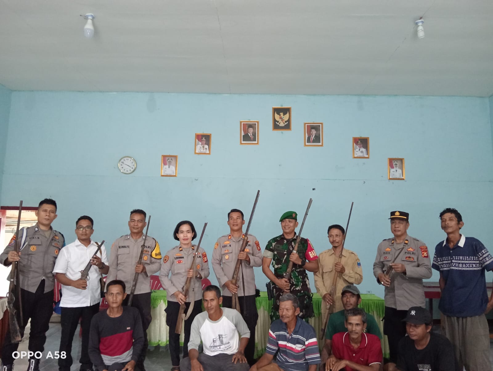 Dalam Rangka Ops Senpi 2025, Masyarakat Desa Giri Mulya Serahkan 14 Senpi Rakitan kepada Polsek Kota Lahat