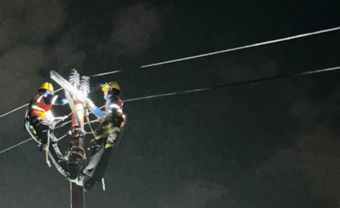 PLN Gerak Cepat Pulihkan Listrik Pasca Hujan Badai di Palembang, Layanan Kembali Normal dalam 6 Jam