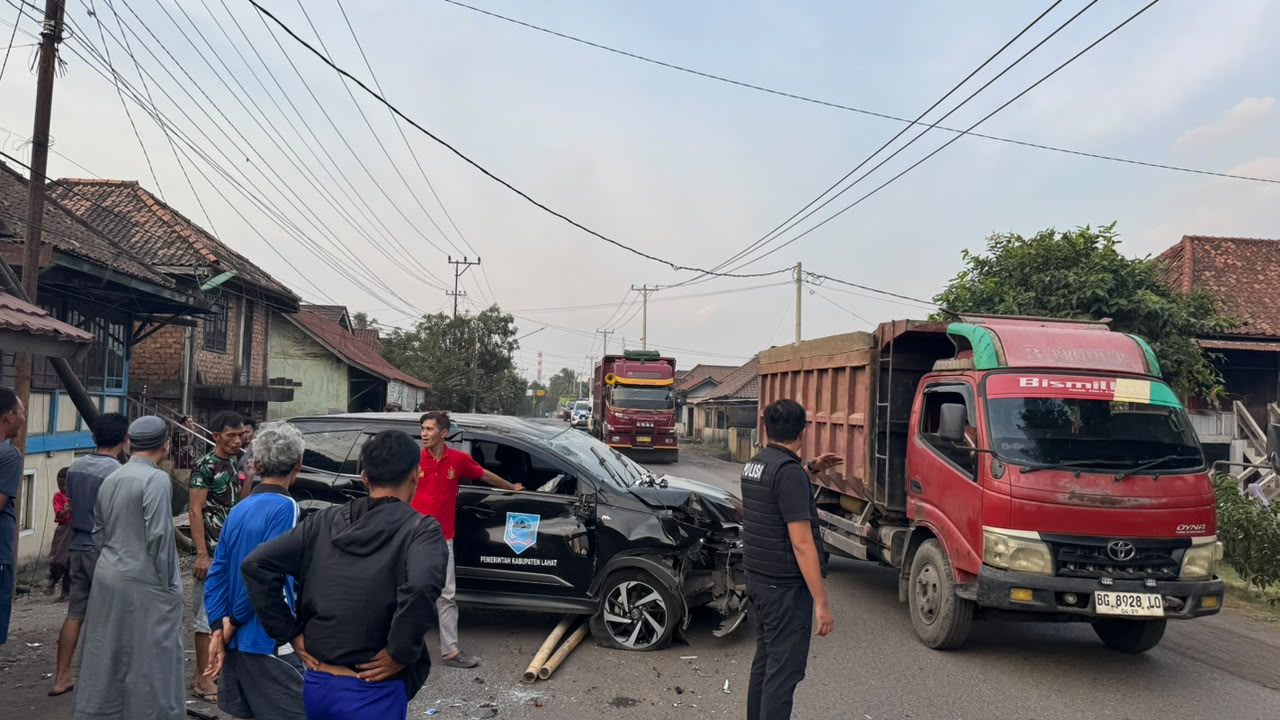 Mobil Dinas Camat Merapi Timur Alami Kecelakaan Tunggal di Merapi Barat
