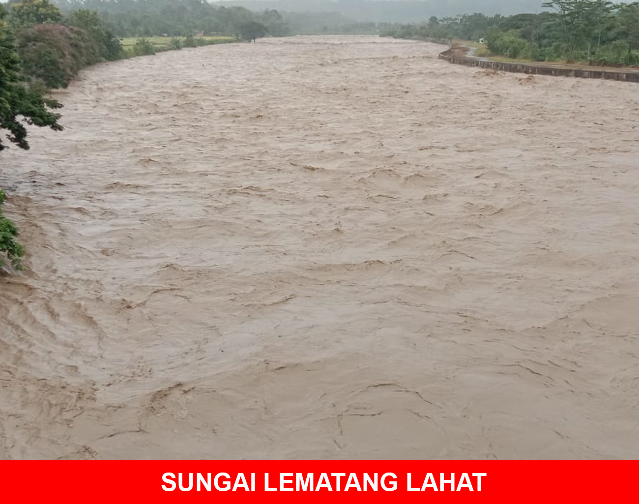 Debit Air Sungai Lematang Lahat Naik, Tembok Penahan Terlihat Sedikit Lagi