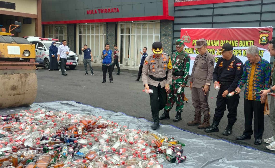 Pemusnahan Ribuan Botol Miras Hasil KRYD Jelang Operasi Ketupat Musi 2025