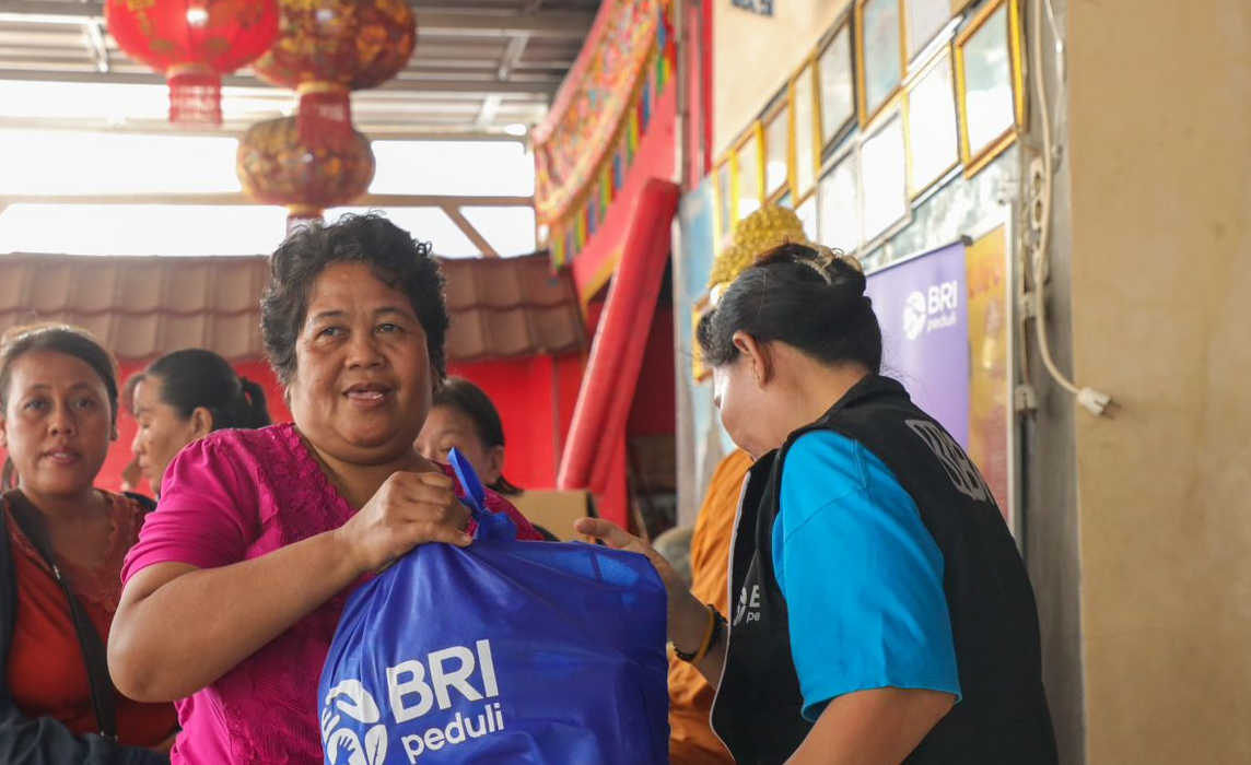 Peringati Hari Raya Waisak 12 Mei 2025, BRI Peduli Salurkan Bantuan Sembako Bagi Ribuan Umat Buddha