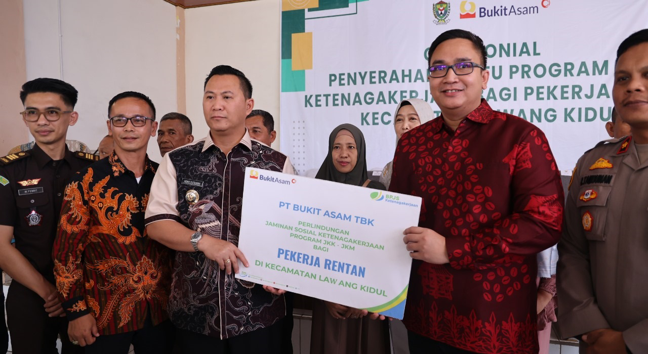 Bukit Asam (PTBA) Beri Perlindungan Ketenagakerjaan untuk 500 Pekerja Rentan di Muara Enim