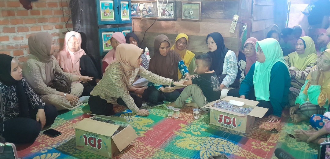 Prihatin, Calon Wakil Bupati Widia Ningsih Kunjungi Ibu Kandung Korban Pembunuhan Kuburan Cino Palembang