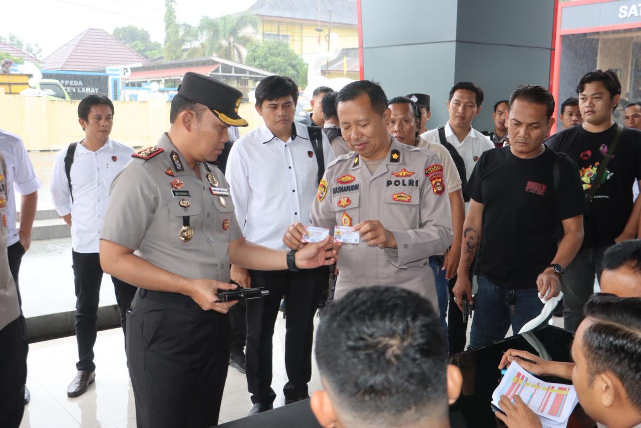 Kapolres Lahat Pimpin Apel Pemeriksaan Senjata Api Personel