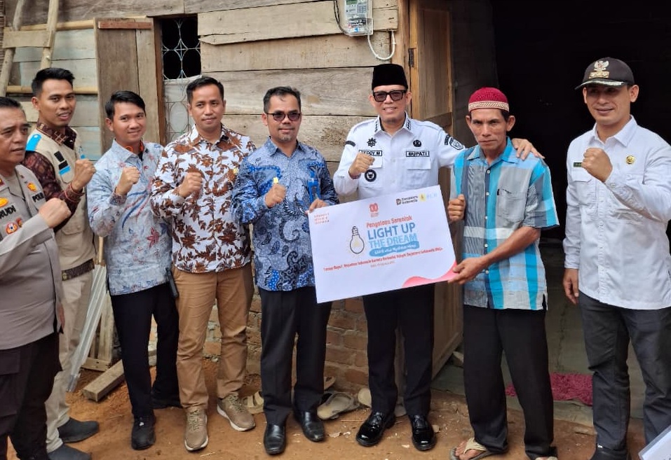 Semarak Kemerdekaan, PLN UP3 Lahat Laksanakan Program LUTD, Berikan Bantuan Listrik Gratis untuk 45 Pelanggan