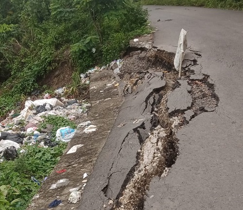 Diterpa Hujan Deras, Jalan Aspal Longsor di Tanjung Payang-Kerung