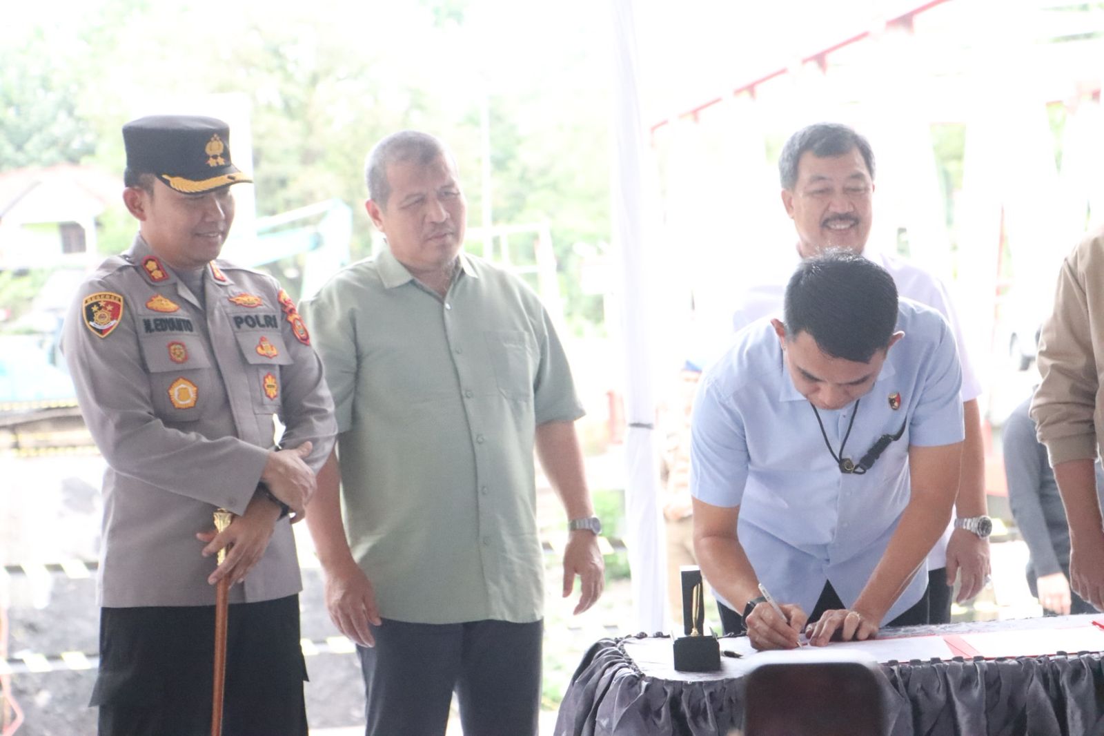 Penandatanganan Berita Acara Kesepakatan Pembangunan Kembali Jembatan Air Lawai B di Desa Muara Lawai
