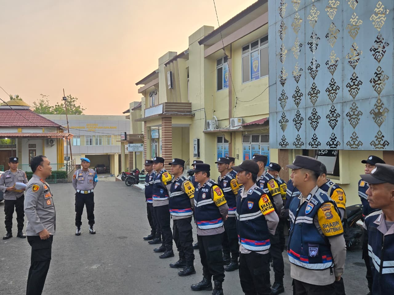 Kapolres Lahat AKBP Novi Edyanto SIK MIK Berikan Arahan Kepada Seluruh Bhabinkamtibmas