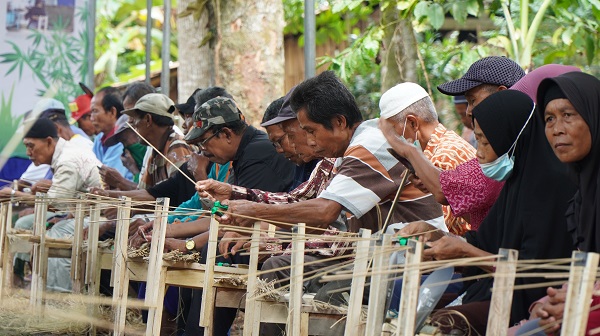 Rekor! PTBA dan Paguyuban Krajan Berdayakan 1.127 Lansia Produksi Tusuk Sate