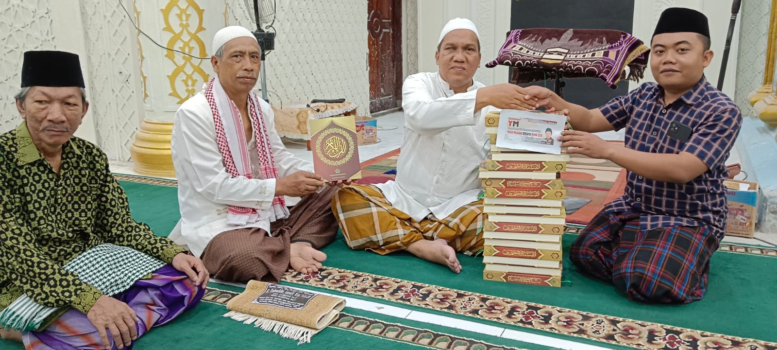 Sahabat YM Kembali Bagikan Al Quran Usai Solat Subuh di Masjid Agung