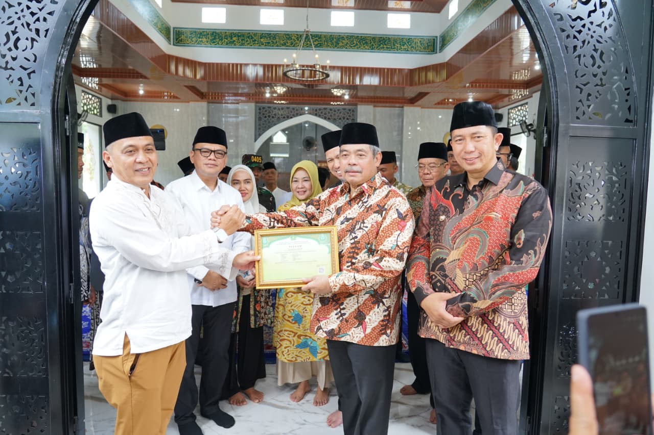 Bukti Terdaftar di Kemenag, Bupati Lahat Bursah Zarnubi Menyerahkan Piagam kepada Masjid Al-Zairus Lubuk Selo