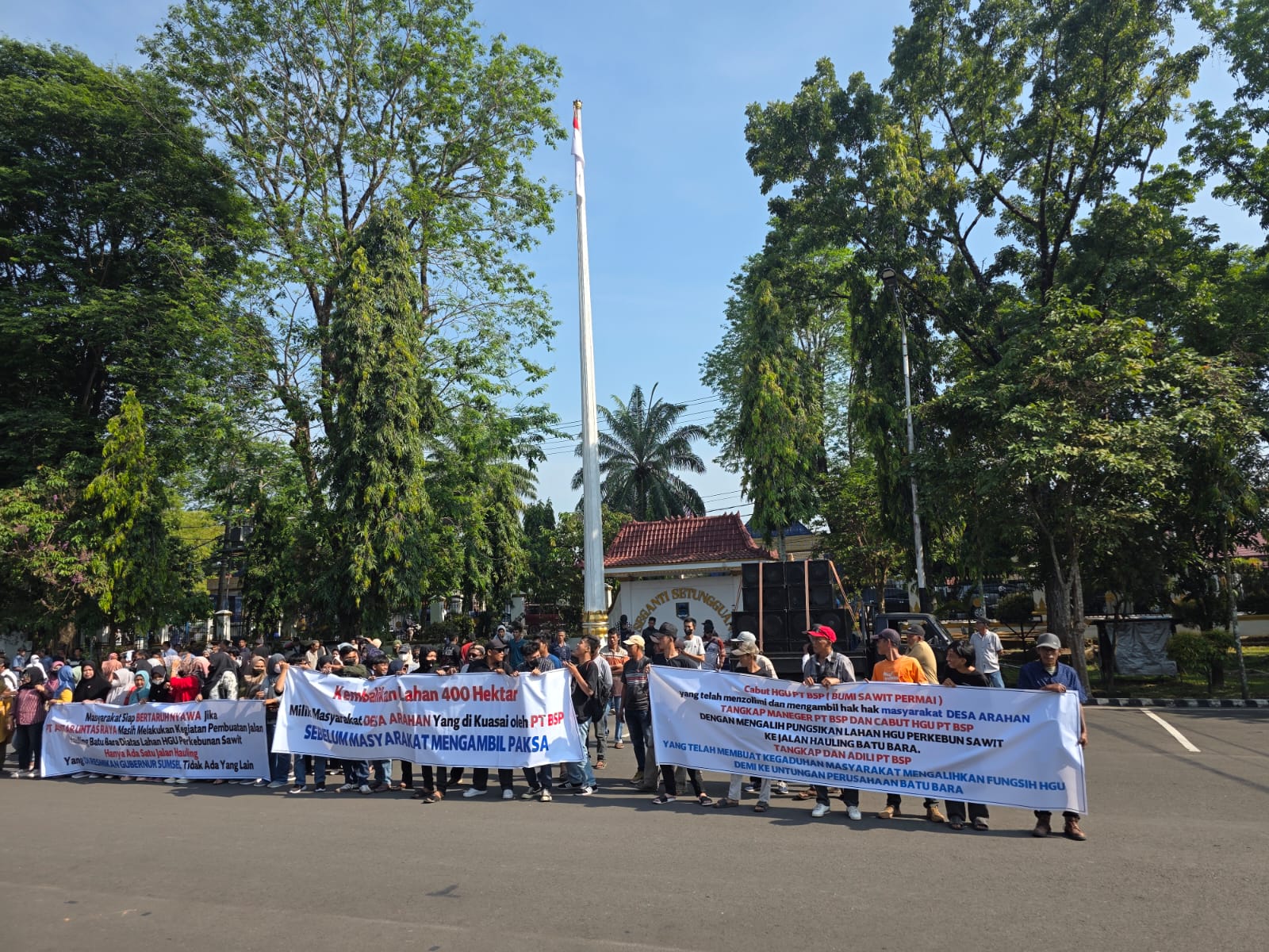 Masyarakat Desa Arahan Unjuk Rasa, Tolak Alih Fungsi HGU Lahan Ulayat dari Jalan Perkebunan Jadi Pertambangan