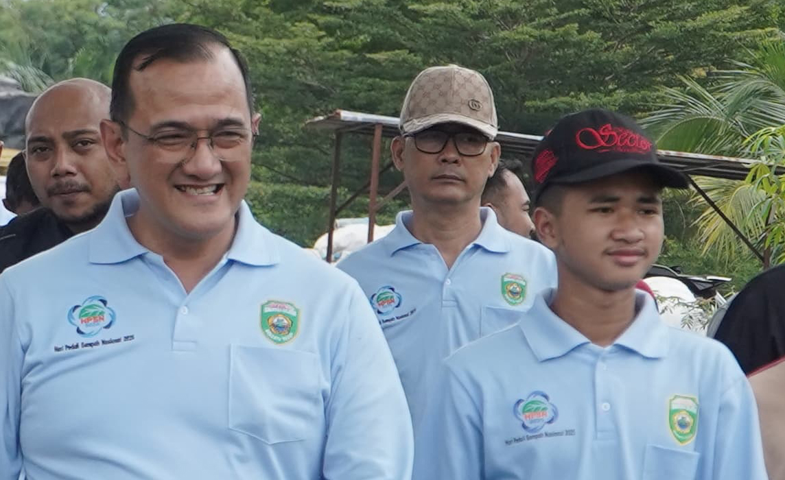 Peringati Hari Peduli Sampah Nasional 2025, Sekda Edward Candra Ajak Pelajar Aktif Jaga Kelestarian Bumi