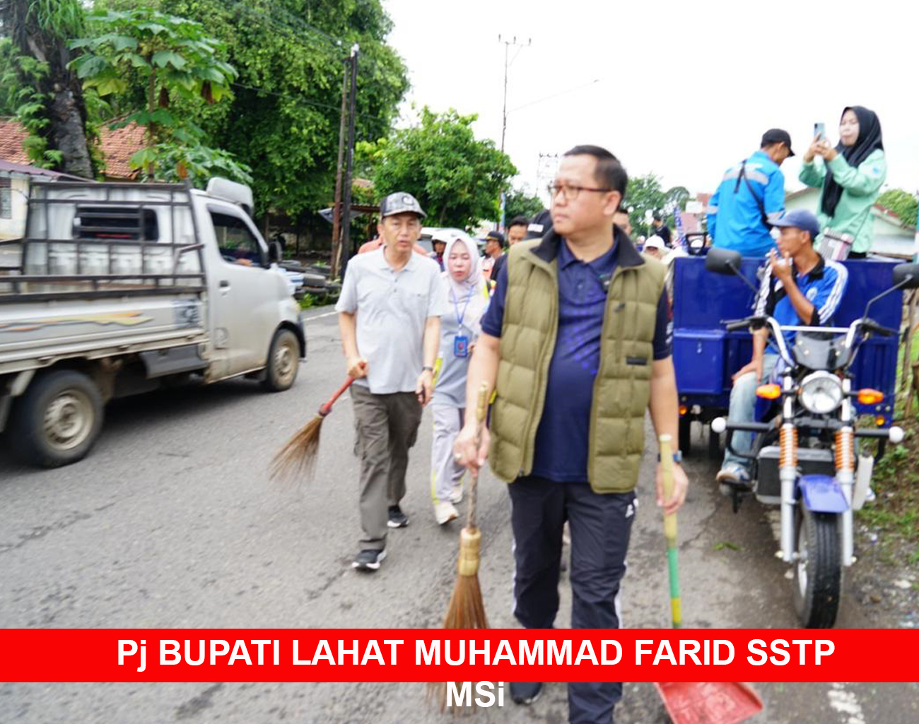 Ada Apa Pj Bupati Lahat Muhammad Farid Bawa Sapu Lidi dan Serokan di Jalan Kota Lahat?