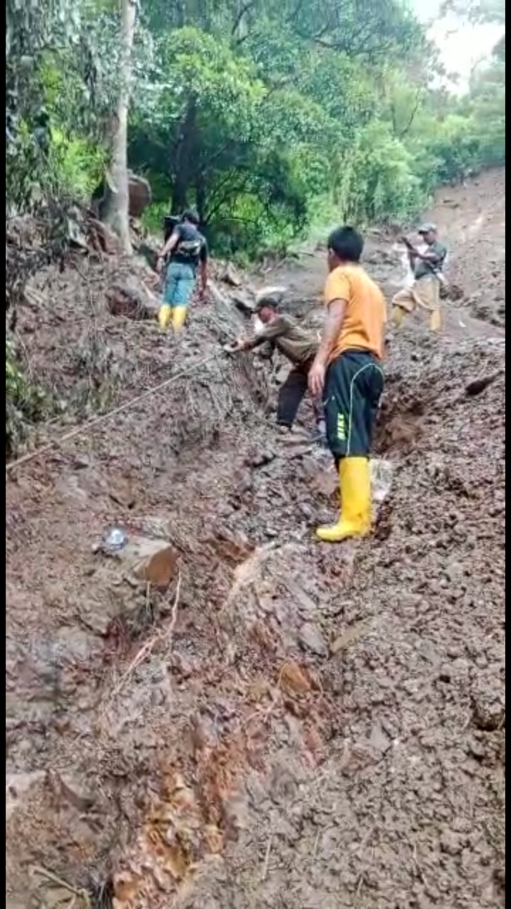 Jalan Pendakian Bukit Besak Longsor 