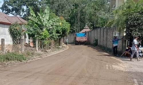 Truk Batubara Dilarang Melintas di Jalan Desa Gunung Kembang 