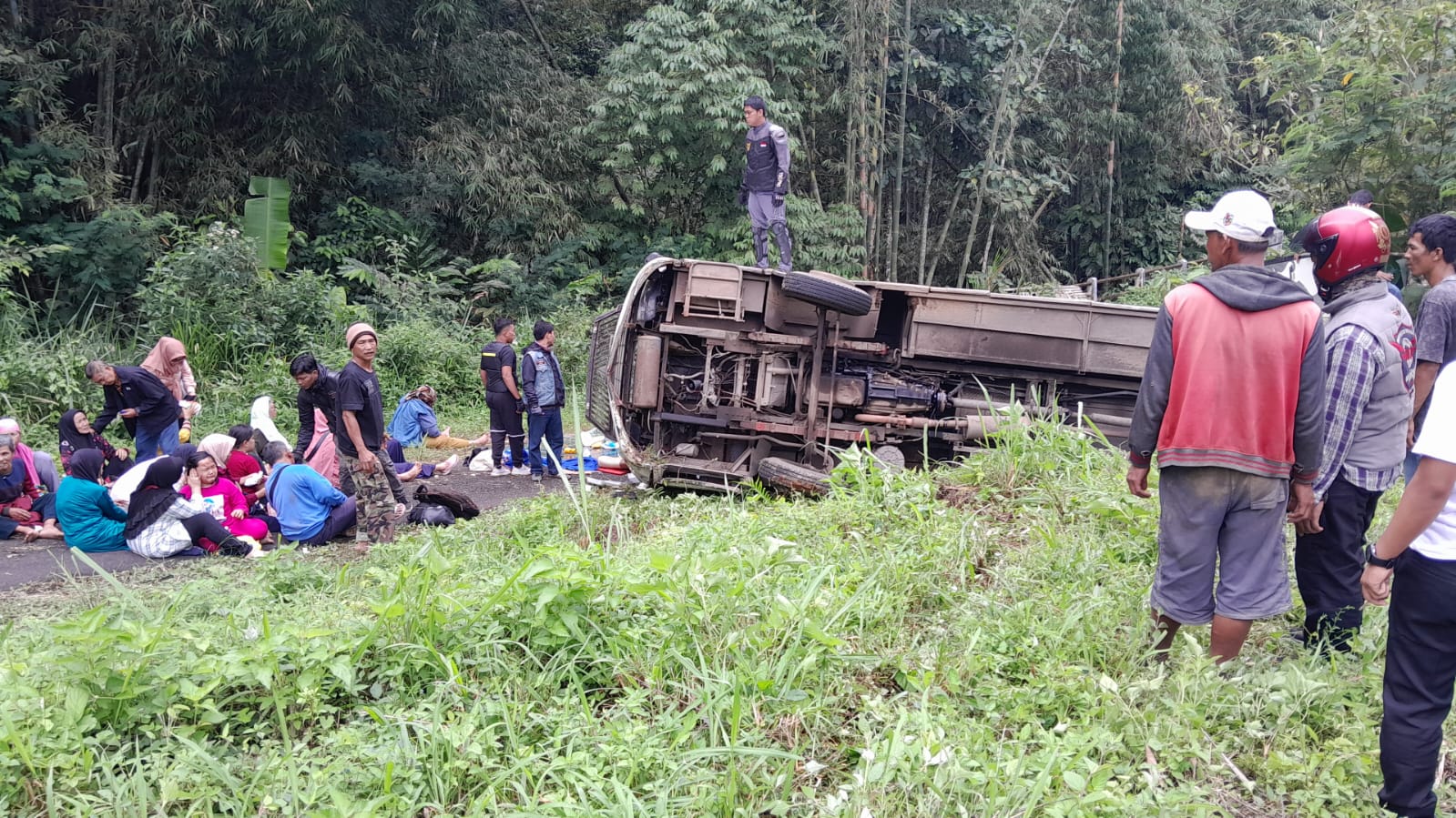 BREAKINGNEWS : Diduga Gagal Nanjak, Bus Bawa Rombongan Emak-emak Kecelakaan di Pagar Alam