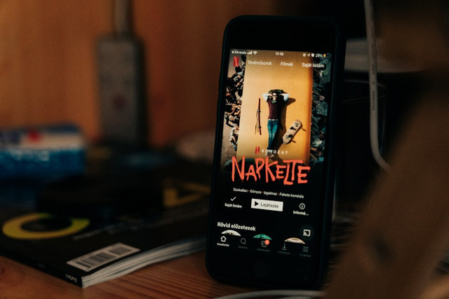 Nonton Film Jadi Makin Asyik! Ini 5 Rekomendasi HP dengan Layar Lebar