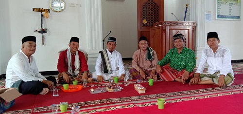 Usai Sholat Jumat Berjamaah, Lanjut Ngobrol sambil Ngopi dan Kue