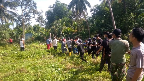 Gotong Royong Bersama di Desa Gunung Agung, Dibantu juga Mahasiwa KKN UIN Raden Fatah