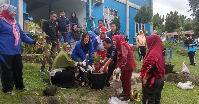 Dukung Go Green, Percantik Halaman Kantor Kecamatan Merapi Barat