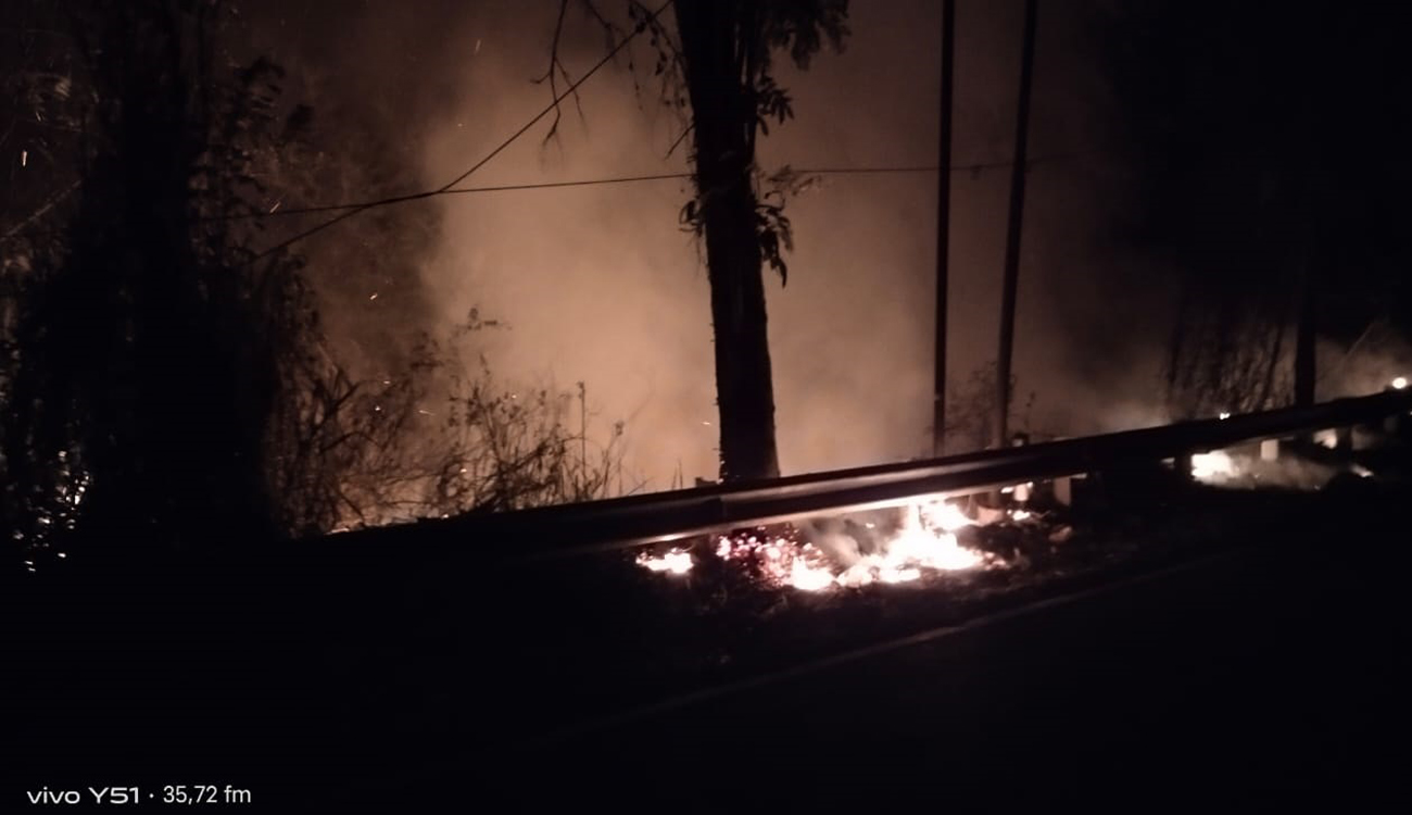 Kebakaran Semak Belukar Menutupi Jalan Lintas Lahat-Pagaralam, Pengguna Jalan Lewat Gumay Ulu
