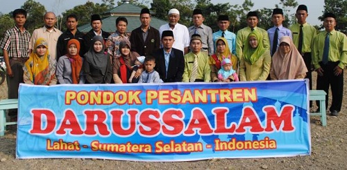 Pondok Pesantren Darussalam Lahat Pimpinan Rommy Oktarius Menggelar Salat Idul Fitri pada Jumat