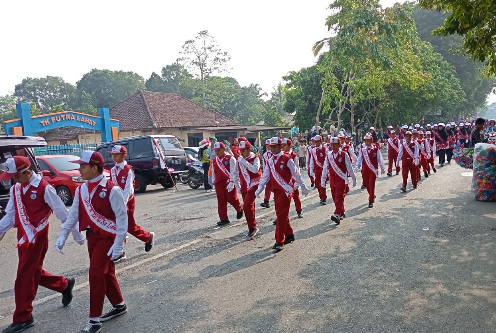 Kota Lahat Ramai Ada Pawai Baris Berbaris, Kreasi, dan Drum Band Tingkat Pelajar