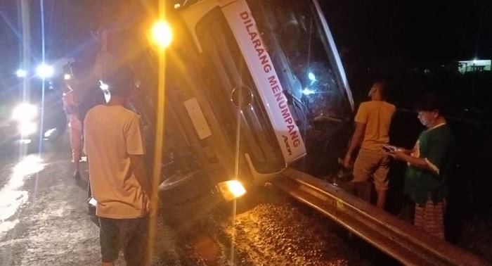 Truk Kontainer Batubara Lahat ini Nyungsep ke Sawah 