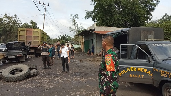 Babinsa Koramil 405-02/Merapi Bantu Evakuasi Korban Kecelakaan Mobil di Merapi Timur