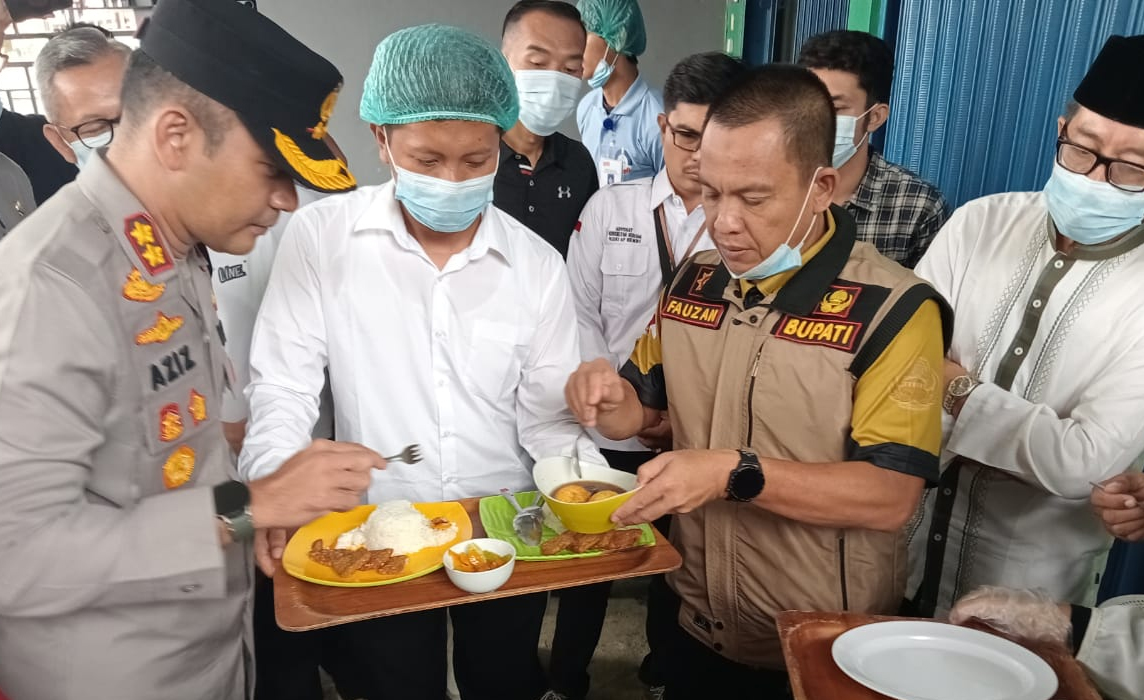 Pj Bupati dan Kapolres Empat Lawang Cicipi Langsung Menu MBG